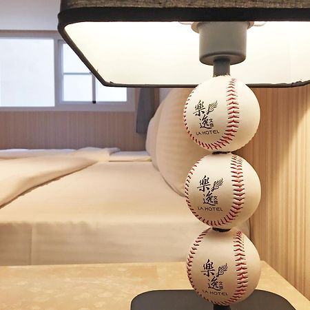 La Hotel-Baseball Theme Hall Kaohsiung Bagian luar foto