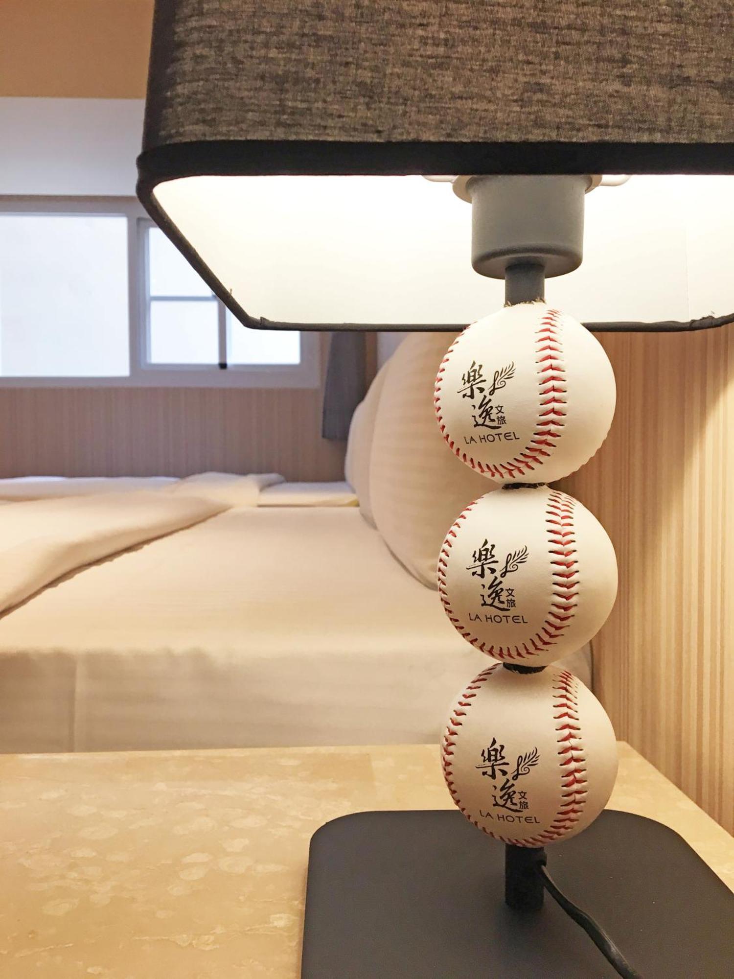 La Hotel-Baseball Theme Hall Kaohsiung Bagian luar foto